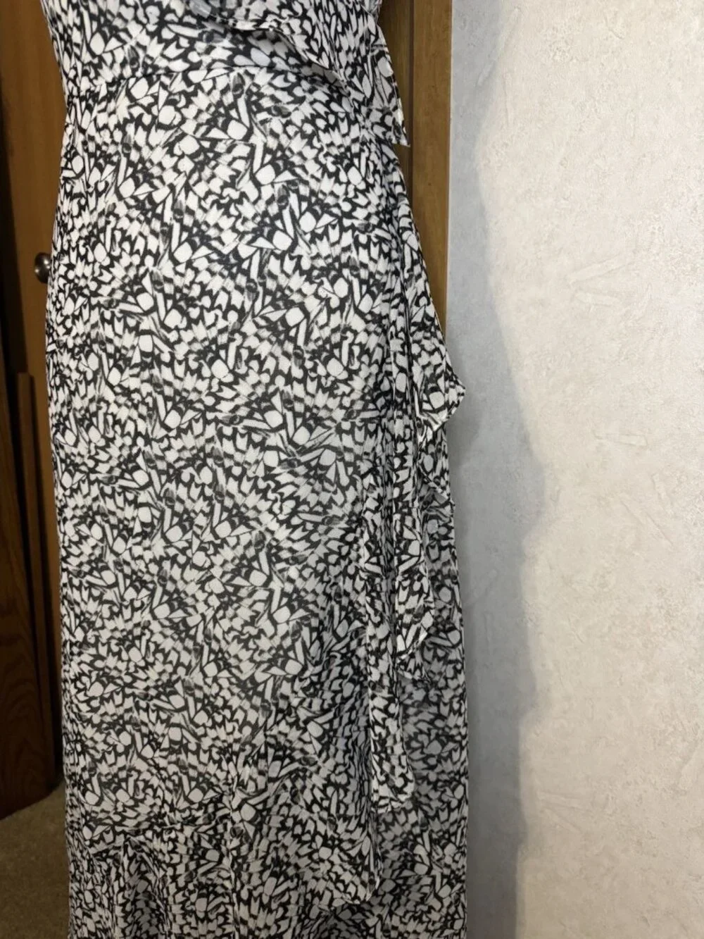 WHBM Women Black White Floral Faux Wrap Dress Ruffles SMALL Dainty Romantic READ - Picture 12 of 13